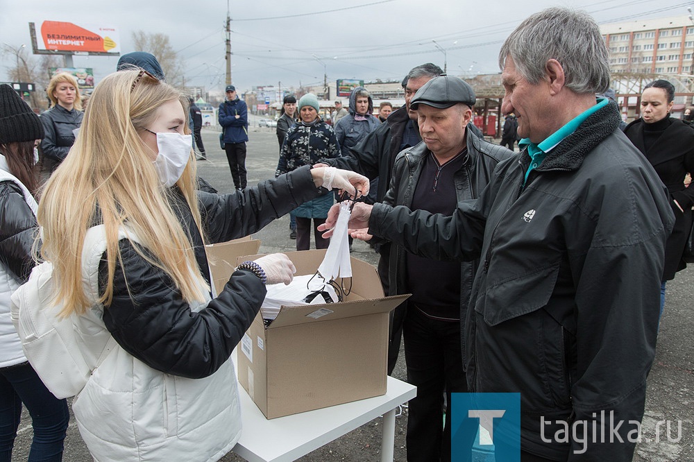 Волонтеры Нижнего Тагила раздают бесплатные многоразовые маски