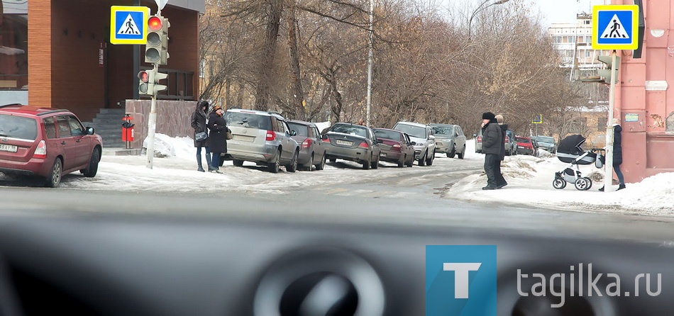 Оттепель погостила в Нижнем Таги­
ле неделю, подразнила «плюсом» на
термометре и умчалась в другие ре­
гионы, но обещала скоро вернуться.
Тротуары и дороги сразу превратились в
один большой каток. В понедельник пере­
двигаться по улицам и дворам пешком было
весьма проблематично. В «ТР» звонили чи­
татели из разных микрорайонов и сообщали
одно и то же: посыпать дорожки противо­
гололедной смесью никто не спешит. В Та­
гилдорстрое и УБТ-сервисе заверили, что
работа ведется круглосуточно.