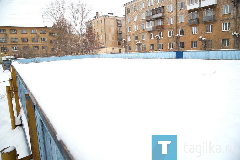 Снег во дворах и дорогах.

Корт. Пархоменко 116