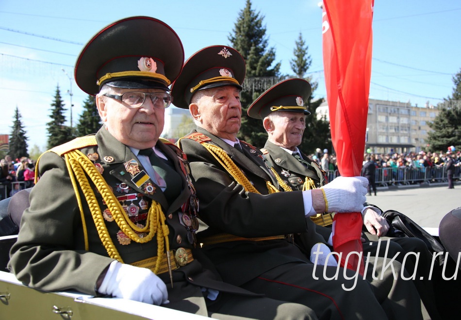 День Победы! Парад.

В центре – Николай Анисимов. Слева – Александр Федин, справа – Леонид Мосунов.

Кстати, Анисимов в день Великой Победы отмечает свой день рождения. В этом году ему исполнилось 93 года. Как сказа-
ла внучка именинника Инна Лудильщикова, ее дед – участник
битвы за Москву, дошел до Эльбы, был дважды ранен. Николай
Петрович – единственный тагильчанин, приглашенный в Мо-
скву для участия в параде Победы 2010 года.
 - Каждый год в этот день мы приезжаем из Краснодара в
Нижний Тагил, чтобы отметить этот двойной праздник. Дед
рассказывал, что свои именины в 1945-м встретил в Берли-
не, где в этот день расписался на стене рейхстага. Он на-
писал мемуары, которые были опубликованы в книге «След на
Земле». Он из большой семьи, было пятеро детей. Средний,
Федор, погиб в финскую войну, старший, Петр, сражался на
фронтах Великой Отечественной, вернулся. К сожалению,
его уже нет в живых. А наш дед- молодец, держится, - расска-
зала Инна. 