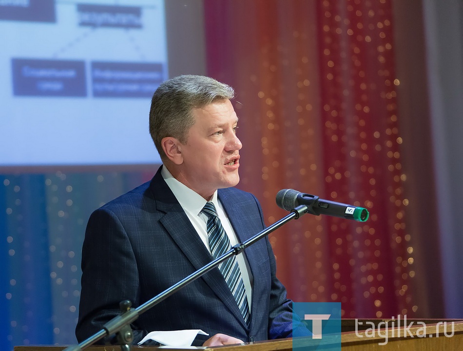 Начальник управления образования в своем выступлении рассказал о создании условий для учителей и подготовке общеобразовательных учреждений к началу учебного года. В частности, он отметил, что средняя заработная плата тагильских педагогов за семь месяцев 2016 года составила почти 35 тысяч рублей, педагогические работники дошкольных учреждений получают 30 тысяч рублей, педагоги учреждений дополнительного образования чуть больше 29 тысяч. О достойном качестве образования, которое получают тагильские школьники, говорит тот факт, что средний балл ЕГЭ в городе практически по всем предметам выше среднего тестового балла в Свердловской области и стране. За особые успехи в учебе один учащийся награжден премией президента РФ, два - премией губернатора, а десять удостоены стипендии Главы города Нижний Тагил за особые успехи в учебе, спорте, занятиях творчеством и общественной деятельности.

По информации Игоря Юрлова, до 2025 года в Нижнем Тагиле запланировано строительство двух новых школ на 2200 мест, реконструкция зданий 15 образовательных учреждений и капитальный ремонт 25 ОУ.

Сайт Администрации орода
Фото Сергея Казанцева