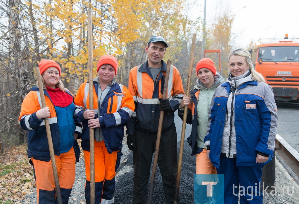 Бригада Ольги Понукариной (крайняя справа) укладывает асфальт на тротуаре на улице Серова.