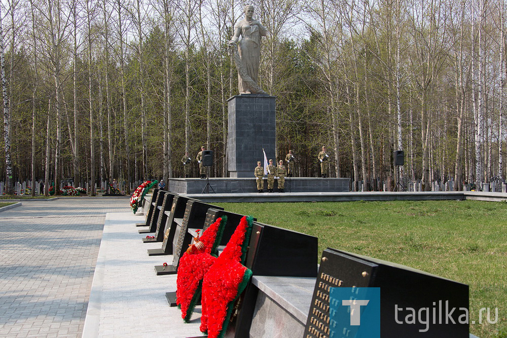 Ежегодная акция "Памяти павших" прошла на мемориале Воинской Славы Нижнего Тагила на территории центрального Рогожинского кладбища.

- Сегодня мы собрались на Рогожинском мемориале, чтобы ещё раз вспомнить, какой ценой нам досталась победа.

Здесь нашли вечный покой люди, которые погибли в госпиталях. Каждый из них запомнится нам надписями на каменных плитах - это судьбы и семьи.

Это наша общая память, и эти люди, эти герои, будут жить вечно, - открыл митинг первый заместитель главы региона Александр Высокинский, который возложил цветы к  мемориалу вместе с главой города Владиславом Пинаевым и депутатами городской думы.

Память погибших почтили минутой молчания и троекратным оружейным залпом.
