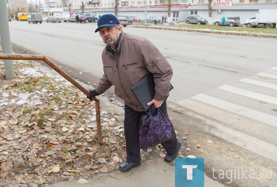 Спуск к пешеходному переходу. Ул. Зари, 107