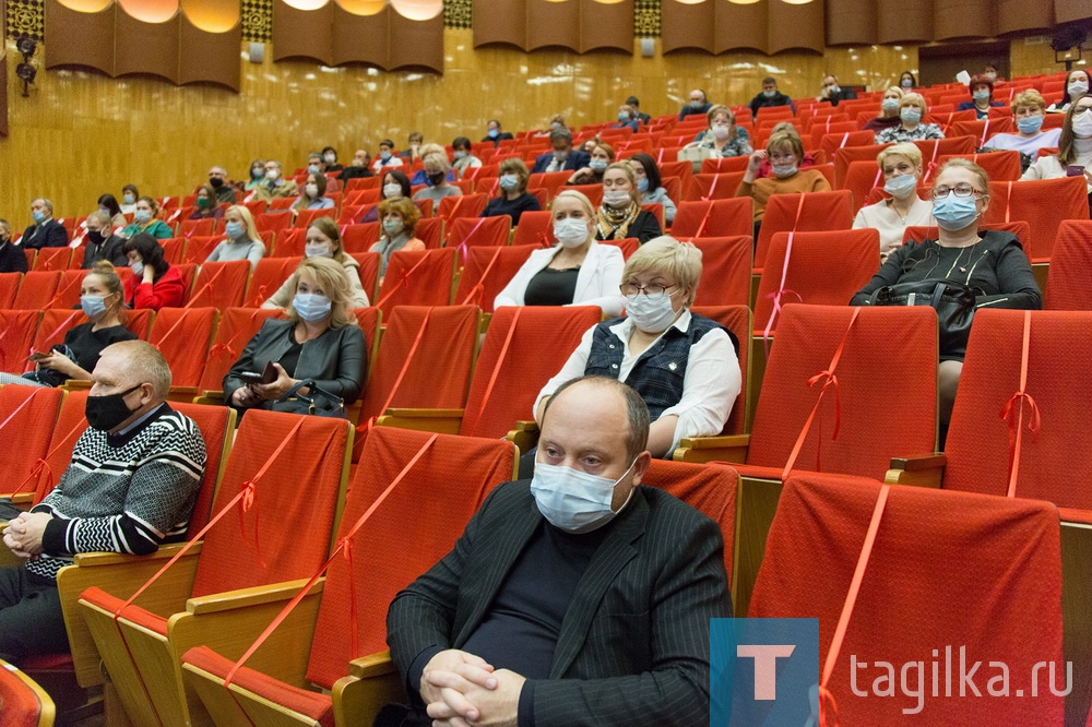 В общественно-политическом центре состоялись публичные слушания по исполнению бюджета за 2019 год