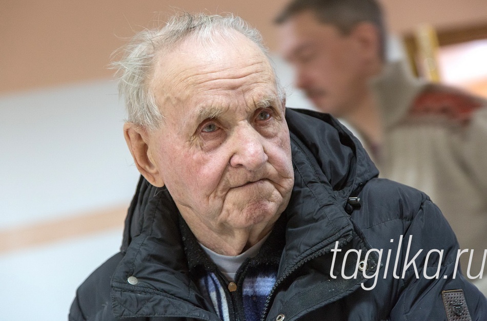Павел Неугодов.

Участнику войны 84-летнему Павлу Александровичу Неугодову помогли добраться до нужного кабинета: фронтовику трудно
передвигаться самостоятельно.
- Подлечиться бы в госпитале для ветеранов. Никак вместе
с женой не добьемся направления в Екатеринбург. Можно ли
как-то поспособствовать этому?
 Фронтовику пообещали в кратчайшие сроки решить его проблему. Отказа в его просьбе быть не может.