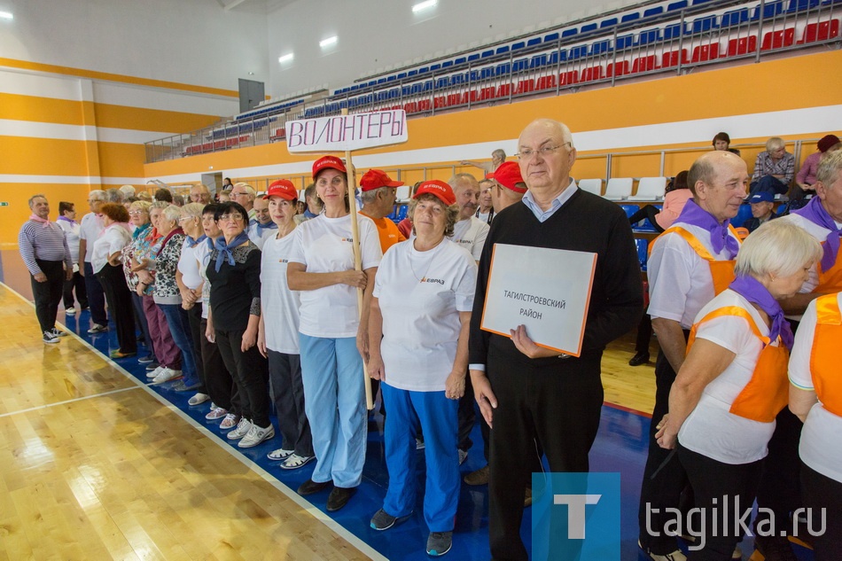 
Быть спортивными, подтянутыми, энергичными, любить жизнь во всех ее проявлениях – к этому стремятся не только молодые, но и пожилые, вышедшие на пенсию люди, не утратившие задора и оптимизма. Все эти качества, а также волю к победе, сплоченность, умение быть командой тагильские ветераны в полной мере проявили на шестом этапе «Веселые старты» фестиваля «Салют, Победы». 

