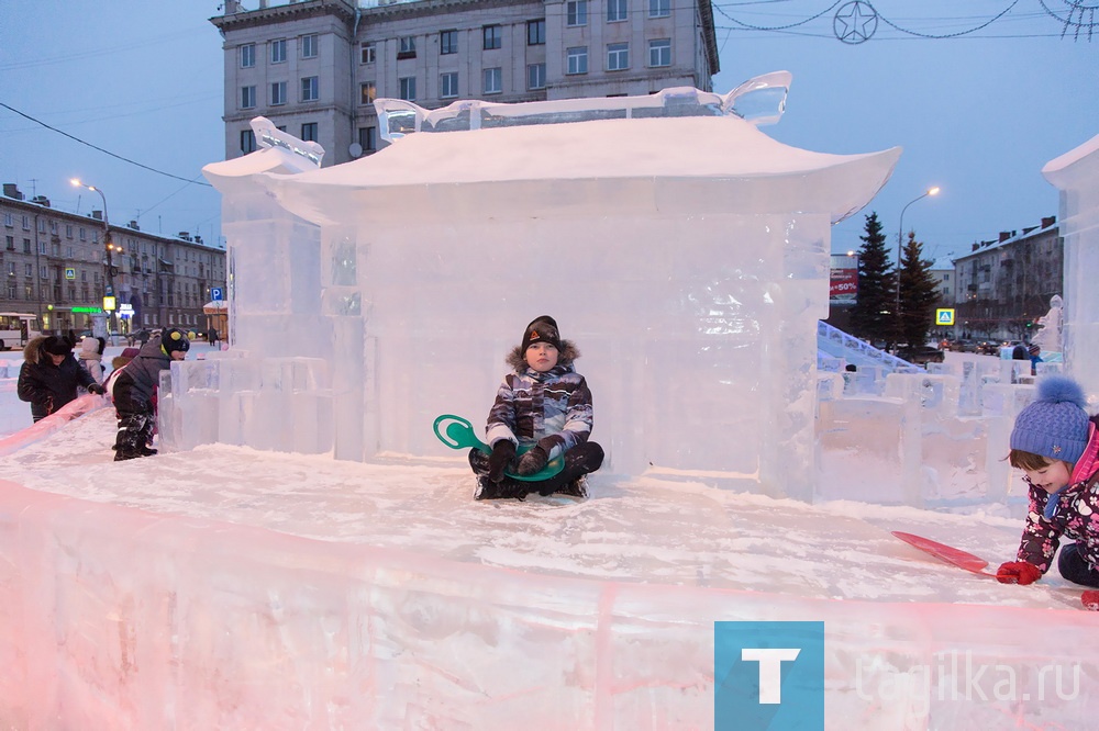 Зимние каникулы закончились, но ледовые городки продолжают работать