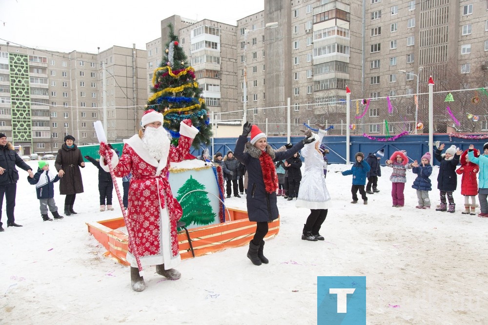 Итоги зимнего этапа конкурса «Лучший двор, дом, подъезд» подвели в Нижнем Тагиле. 

Праздничное убранство и творческие идеи горожан комиссия оценивает девятый год подряд. Активность в этом соревновании часто зависит от количества выпавшего снега. Так было и в этот раз – заявок поступило лишь 20, в объезд включили семь адресов. 

Первое место заслуженно отдано дебютанту конкурса – новому дому №85 на Уральском проспекте. Жители собственными силами нарядили большую елку, построили горку для малышей, со вкусом украсили двор и подъезды, планируют организовать всеобщее веселье с хороводом и конкурсами. 

Во дворе на улице Красноармейской, 84а, которому досталось второе место, праздник уже состоялся. Но здесь над созданием новогодней атмосферы потрудилась управляющая компания - ЖЭУ Ермак. Сотрудники провели веселое шоу для детей из ближайшей школы и садика.

Третье место присудили двору на улице Юности, 14, 14б, где на залитых к конкурсу горках вовсю катается детвора. 

Кроме того комиссия решила наградить дипломом администрации города жителей домов №31 и 33 на улице Алтайской за лучшие новогодние игрушки, изготовленные своими руками.

Ирина Петрова
Фото Сергея Казанцева