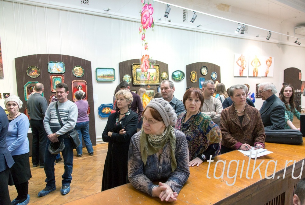 Выставка. Рефлексия подносов.