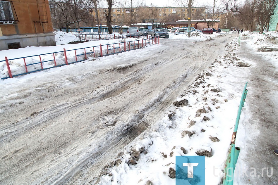 Въезд во двор между домами №65 и 69 на Газетной, глубокие колеи.

Крыши домов заросли сосульками. Глу­бокие колеи появились практически во всех внутриквартальных проездах. В некоторые дворы в выходные автомобилисты вообще не могли заехать, опасаясь увязнуть в снеж­ной каше.