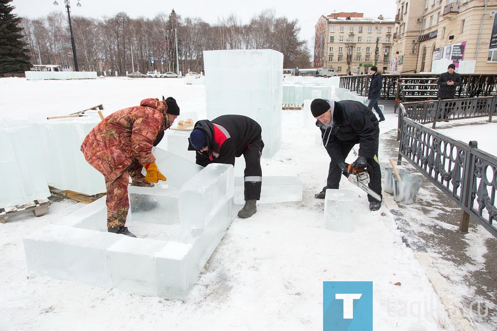 На Театральной площади приступили к строительству снежного городка