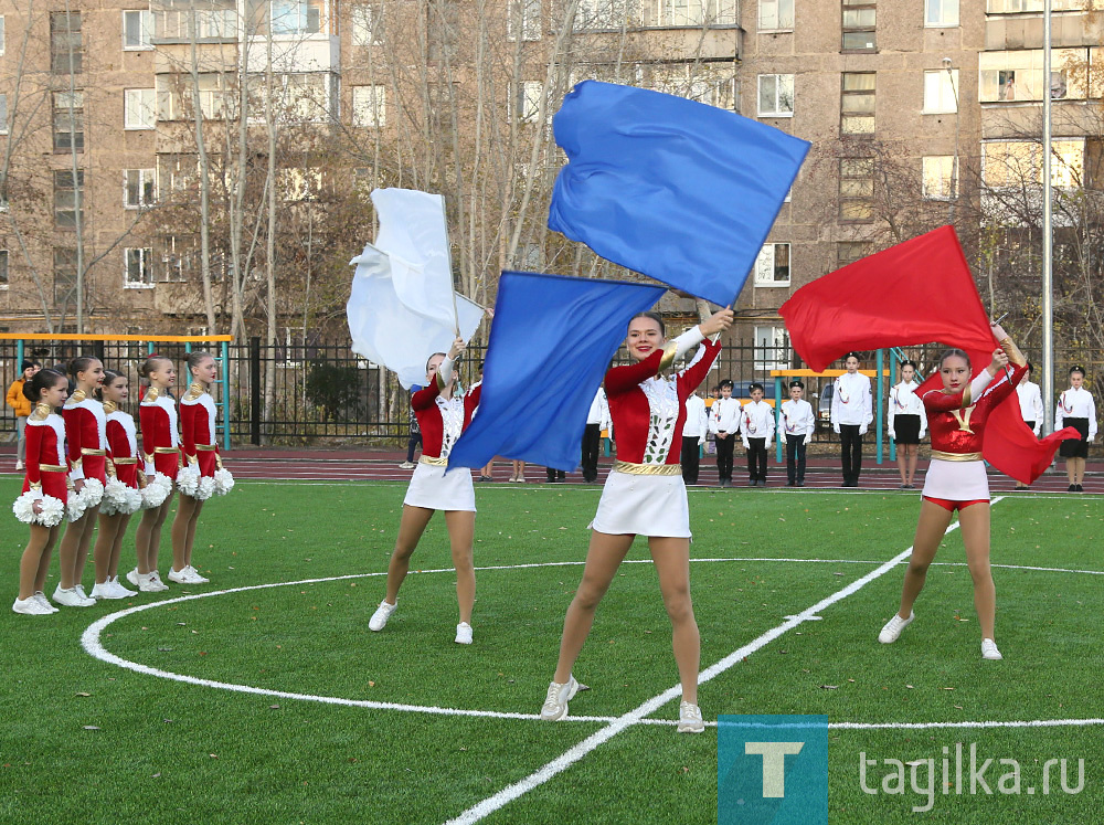 Школа открыта 54 года назад, и такие масштабные работы здесь ведутся впервые.

Из 725 детей, там обучаются 250 кадетов.

Они готовятся к поступлению в военные учебные заведения, поэтому для них очень важна физическая подготовка.

Только на оборудование спортивной площадки было потрачено около 6 млн. рублей.

В завершение праздника перед учащимися и гостями выступили чемпионы России, спортивный клуб по чирлидингу "ТТТ".

По словам мэра, в ближайшее время начнется строительство такой же спортивной площадки между школами №9 и №35 на Вагонке.

Все процедуры проведены, первым этапом приступят к «грязным» работам по установке опор и прокладке коммуникаций, а на следующий год спорткомплекс будет закончен. В планах открыть стадион уже следующей осенью.


Владимир СОНИН.
Фото Сергея КАЗАНЦЕВА.