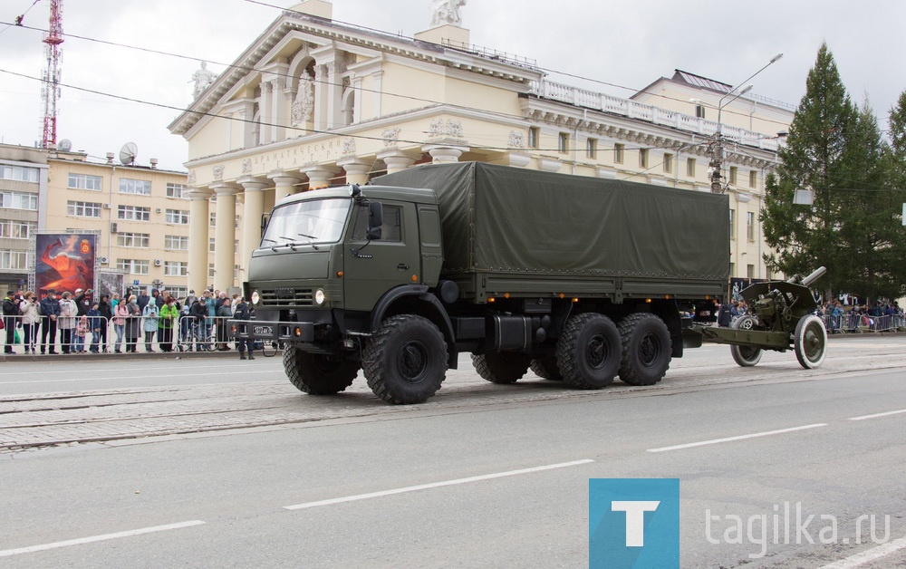 Шествием военной техники отметили тагильчане 100-летие отечественного танкпрома и 75-годовщину Победы в Великой Отечественной войне