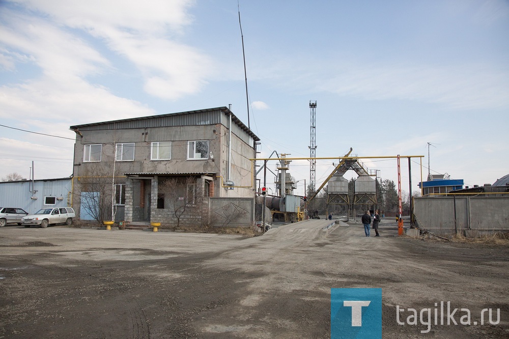 Руководство управления городским хозяйством администрации города и МУП «Тагилдорстрой» организовали для представителей СМИ поездку на асфальтовый завод. Массмедиа рассказали и показали, как предприятие готовится к участию в реализации проекта «Безопасные и качественные автомобильные дороги» («БКАД»).