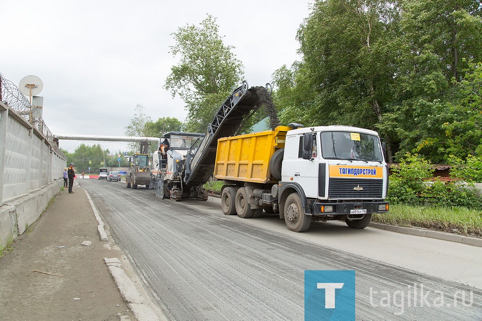 Автомобилисты неоднократно жаловались, что проезжая часть Балакинской уже давно оставляла желать лучшего. На отдельных участках, чтобы объехать глубокие ямы, приходится выезжать на «встречку». 

Татьяна Шарыгина
Фото Сергея Казанцева