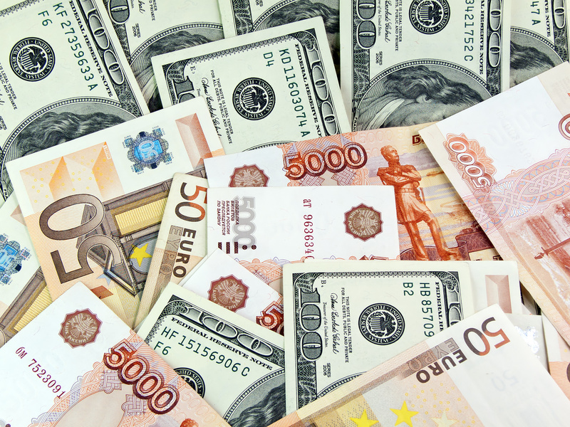Курс доллара поднялся выше 75 рублей, евро - выше 91 рубля