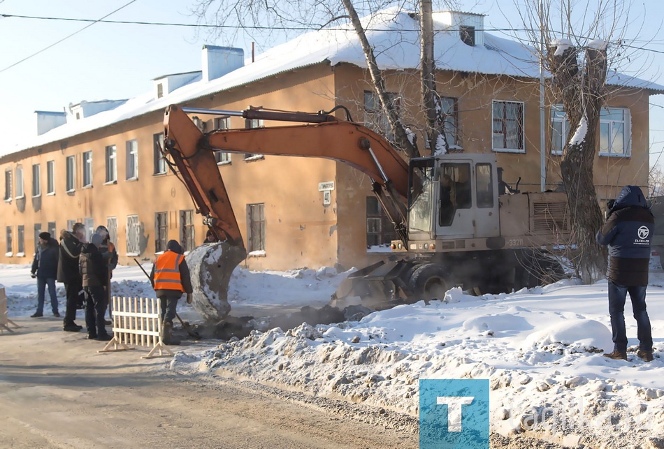 В ночь на 25 января на Вагонке порвало теплотрассу 500 мм на участке сетей от пр. Дзержинского до ул. Тимирязева, затопило участок дороги. Так сказалось на ветхих сетях очередное похолодание – было минус 30.