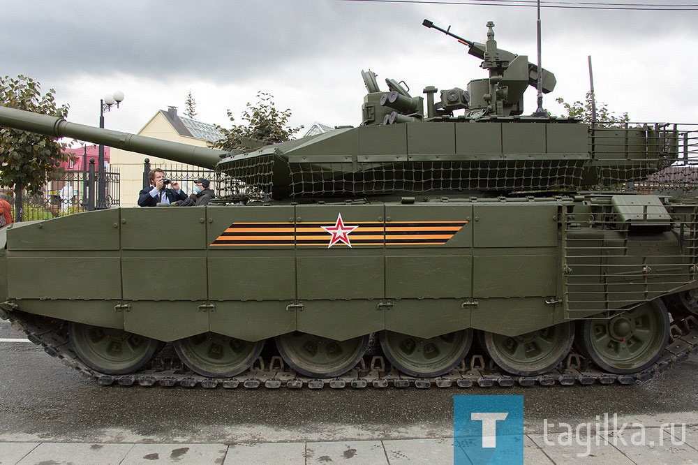 Все готово к началу прохождения военной техники по главной улице города