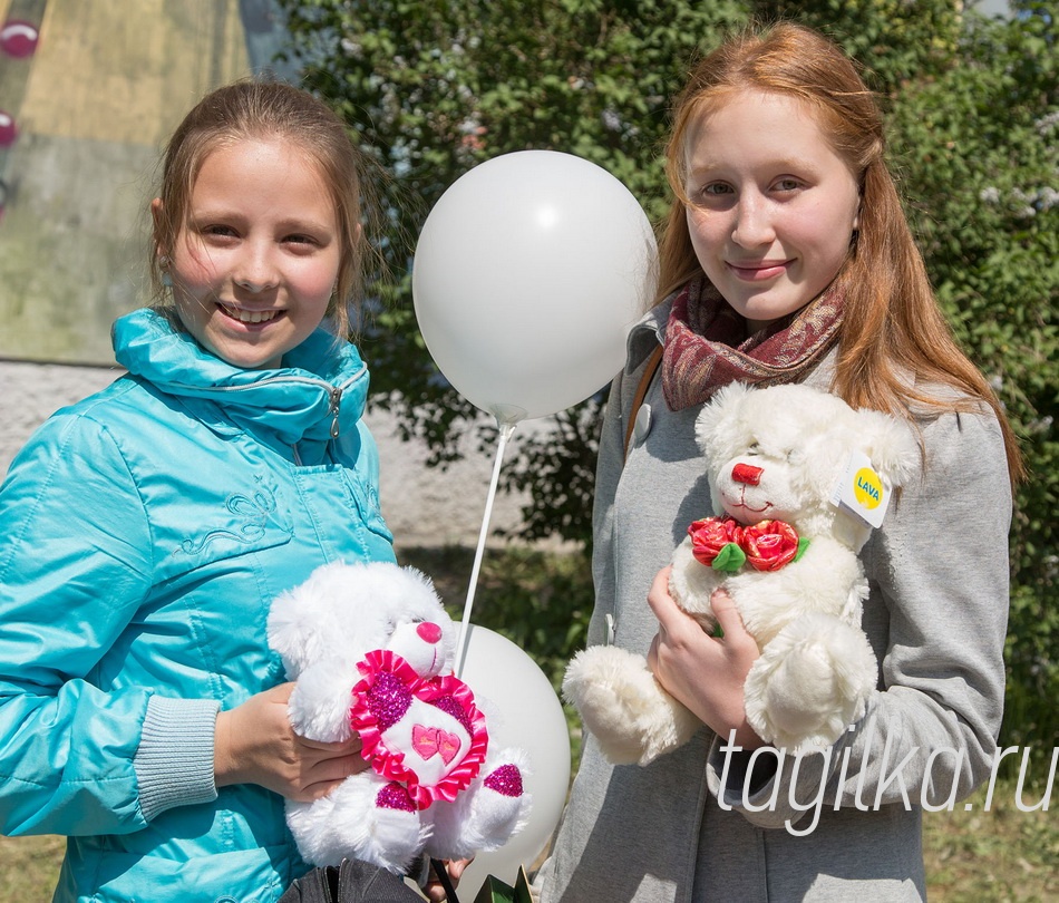 Вернисаж на Горошникова

Софье Макаровой 12 лет, учится в гимназии №86, в художественной школе занимается два года. Раньше никогда не принимала участия в серьезных конкурсах. Преподаватель предложил попробовать свои силы всей группе, но откликнулась только Софья. И, неожиданно для самой себя, победила.

- Я придумала несколько эскизов, но долго не получалось сделать так, как хотелось, - призналась Софья Макарова. – Потом все-таки удалось воплотить свои мысли, и руководитель одобрил идею. Нарисовала город будущего, который хочу видеть не только рабочим, но и комфортным, с местами для отдыха. Хочу, чтобы дети и взрослые жили счастливо в Нижнем Тагиле. Очень приятно видеть собственный рисунок на доме. Думаю, он украсил улицу.

Ксения Григорьева из лицея №51 на год старше и опыта у нее больше. Мечтает стать профессиональным художником. В отличие от Софьи, она не готовила специальную работу на конкурс – завершила уже начатый эскиз.
 Это был длительный процесс. Довольно долго подбирала подходящие фото достопримечательностей города, потом компоновала, продумывала переходы и подбирала цвета, - рассказала Ксения. – Не ожидала, что выиграю. Очень рада сделать что-то хорошее для Нижнего Тагила.