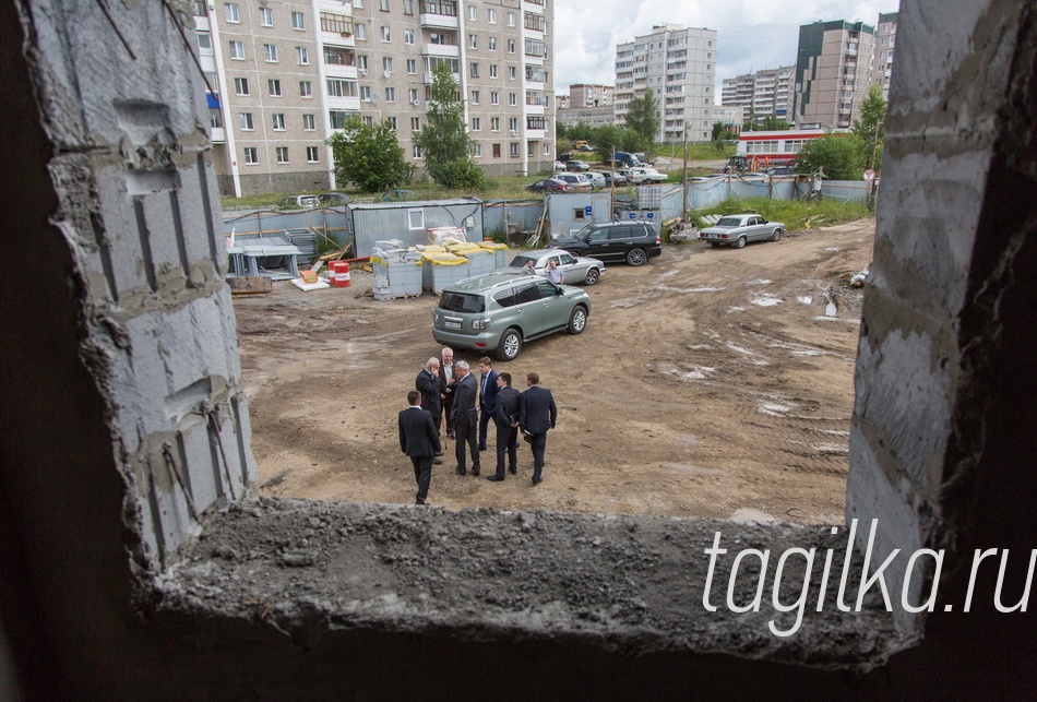 Объезд главой города объектов строительства в Дзержинском районе.