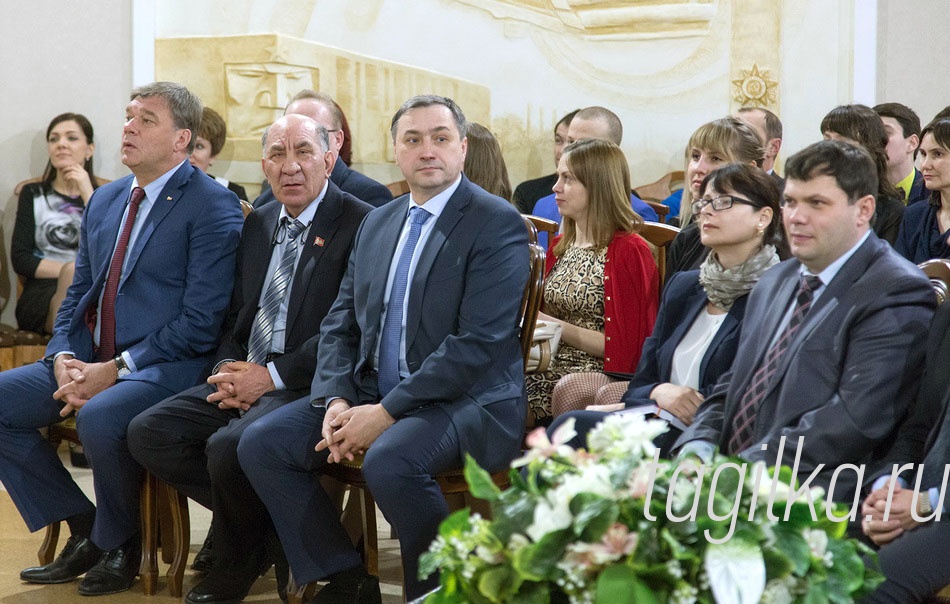 С заслуженными наградами
металлургов поздравили управ-
ляющий директор Алексей Куш-
нарев, председатель профсо-
юзного комитета предприятия
Владимир Радаев.

Анастасия ВАСИЛЬЕВА.
ФОТО СЕРГЕЯ КАЗАНЦЕВА