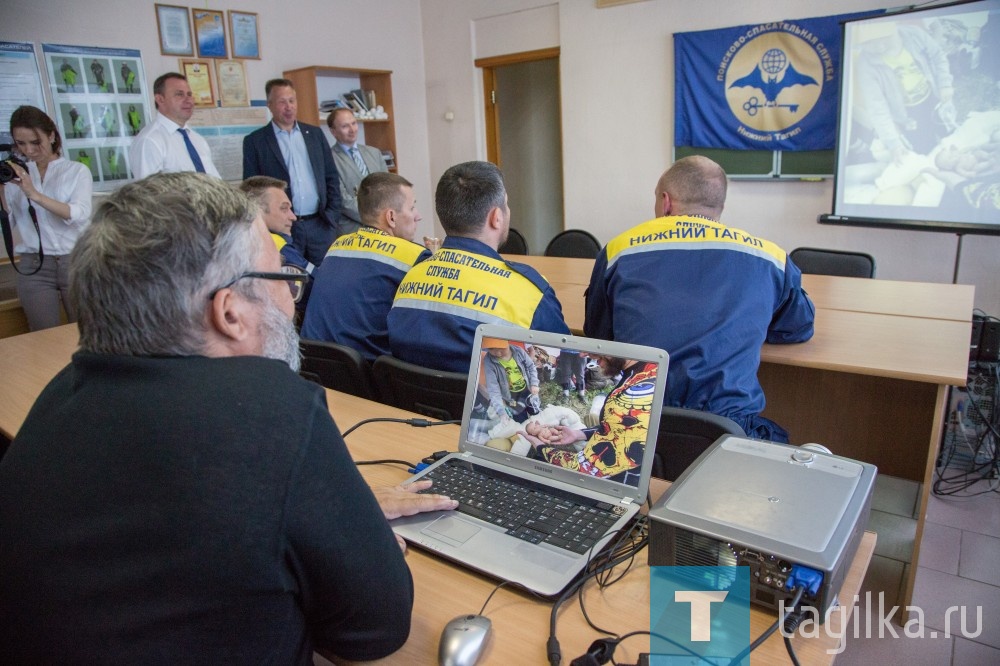 Глава города Н-Тагил В.Ю. Пинаев поздравил спасателей с победой в областном конкурсе.