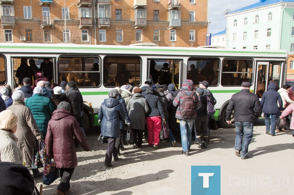 Поинтересовались у стоявших в голове очереди, сколько ждут автобус. Ответили, что уже дольше получаса. Буквально через пару минут подошел большой автобус, в него утрамбовалась примерно пятая часть ожидавших. Некоторые, оценив условия, в которых придется ехать, решили идти пешком. И, судя по всему, не прогадали. Как позже рассказали наши читатели, транспорт двигался со скоростью пешехода.