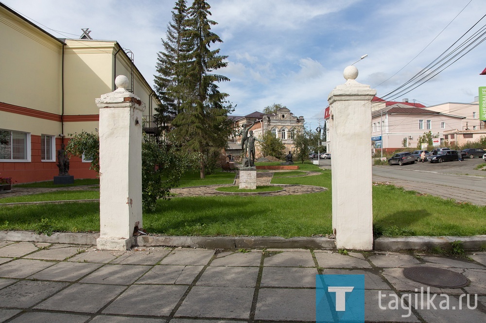 Сквер парковой скульптуры советского периода