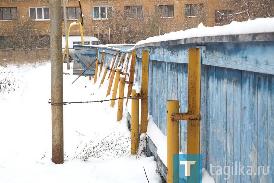 Снег во дворах и дорогах.

Корт. Пархоменко 116