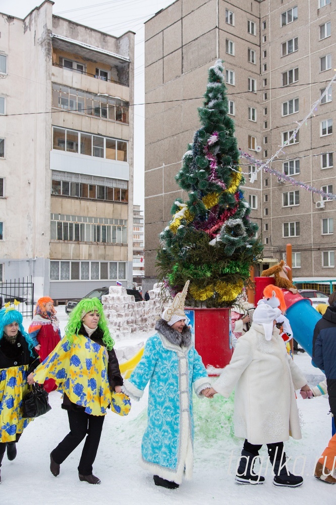 Украсили дворы к Новому году.