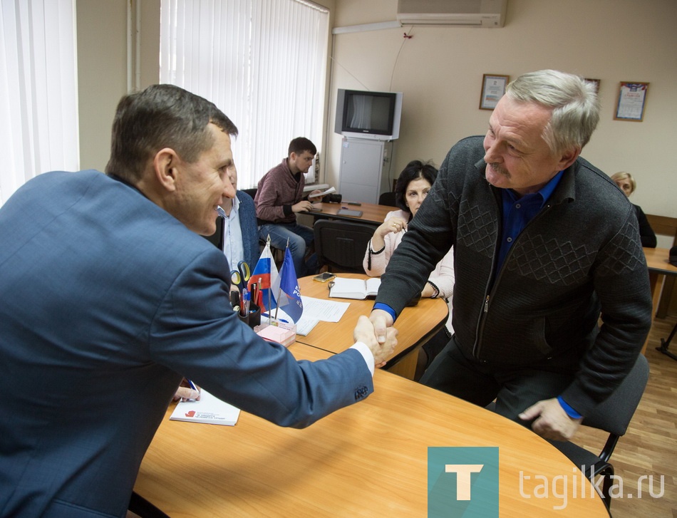 Прием граждан депутатом государственной думы Балыбердиным.

Люди идут не только с жалобами, но и с наказами.

- Прошу, когда в Госдуме будет рассматриваться вопрос о законе, ограничивающем неработающих граждан в медицинском обслуживании, быть очень внимательными. Сейчас очень многие не трудятся, не потому, что не желают, а просто не имеют возможности устроиться на работу. Нельзя еще сильнее их наказывать, - обратился к Балыбердину тагильчанин Владимир Борисов.
На эту тему парламентарий высказал собственную точку зрения:

- Закон «О тунеядстве» принимать нужно, но его содержание необходимо изучить очень внимательно, вглядываясь в каждую букву, чтобы не пострадали те, кто не трудится не по собственной воле.  


