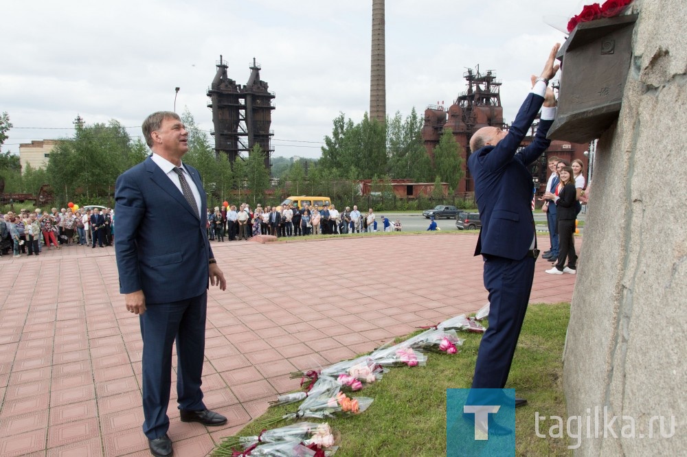 Благодарные потомки и ветераны -  металлурги принесли цветы к мемориалу