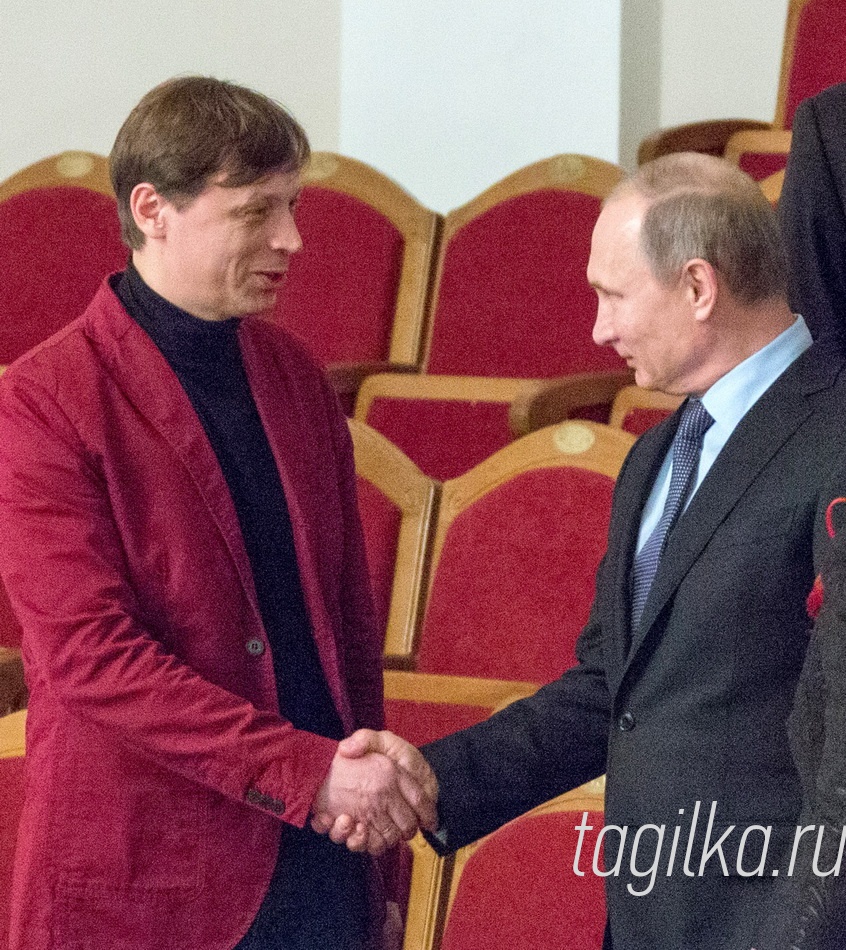 - Ждем на наших спектаклях! – сказал в завершение встречи Булыгин. Президент в ответ пожелал коллективу творческих успехов.