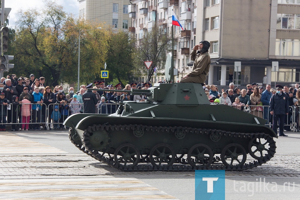 Шествием военной техники отметили тагильчане 100-летие отечественного танкпрома и 75-годовщину Победы в Великой Отечественной войне