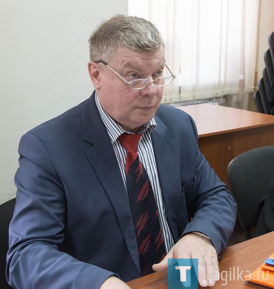 Сергей НАЙДЕНОВ

Комментарий директора микрофинансовой организа-
ции «Нижнетагильский муниципальный фонд поддержки
предпринимательства» Сергея НАЙДЕНОВА:
- Все молодежные проекты, которые были представлены на презен-
тации, интересные. Среди них есть и сельскохозяйственные - типа те-
плицы по выращиванию домашних цветов, и связанные с экологией,
например, производство бумажных пакетов из вторсырья, и образова-
тельные. Один из самых дорогих – строительство в поселке Еква базы
отдыха за 11 млн. рублей. Ребята молодцы: несмотря на молодость, не
стесняются заявлять проекты на такие суммы. Всех участников, а их
было 16 человек, мы наградили сертификатами о прохождении перво-
го этапа тренинга «Начни свое дело». 