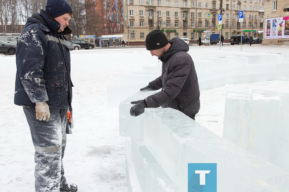 На Театральной площади приступили к строительству снежного городка