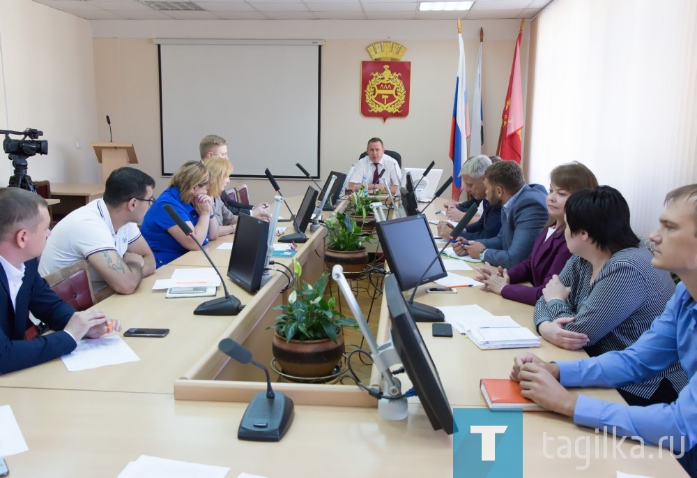 Временно исполняющий полномочия главы города, первый заместитель главы администрации города Владислав Пинаев встретился с руководителями торговых сетей. Отступив от формата совещания по инициативе Владислава Пинаева, перешли к диалогу: обсудили самое наболевшее – как сделать так, чтобы прилегающая к торговым объектам территория выглядела чисто, ухожено и презентабельно. 

- В последнее время мы уделяем большое внимание благоустройству нашего города, - подчеркнул Владислав Пинаев. Ежедневно, начиная с пяти утра, поливальные машины моют дороги, чистятся тротуары, скашивается трава. Но за прилегающей территорией ваших торговых точек лучше всего вам. Мы обязаны начать взаимодействие в этом плане. Тагил должен быть не только промышленным городом, но и чистым. 
