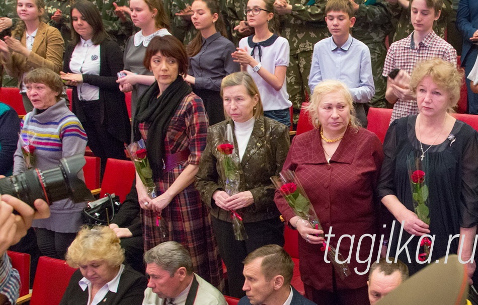 15 лет музею локальных войн.

Со сцены звучали военные
песни и слова признательности
сотрудникам музея, труд кото-
рых городские власти отметили
благодарственными письмами
и почетными грамотами. Были и
фрагменты кинохроники, и сле-
зы родителей, чьи сыновья по-
гибли в локальных конфликтах,
и минута молчания… 