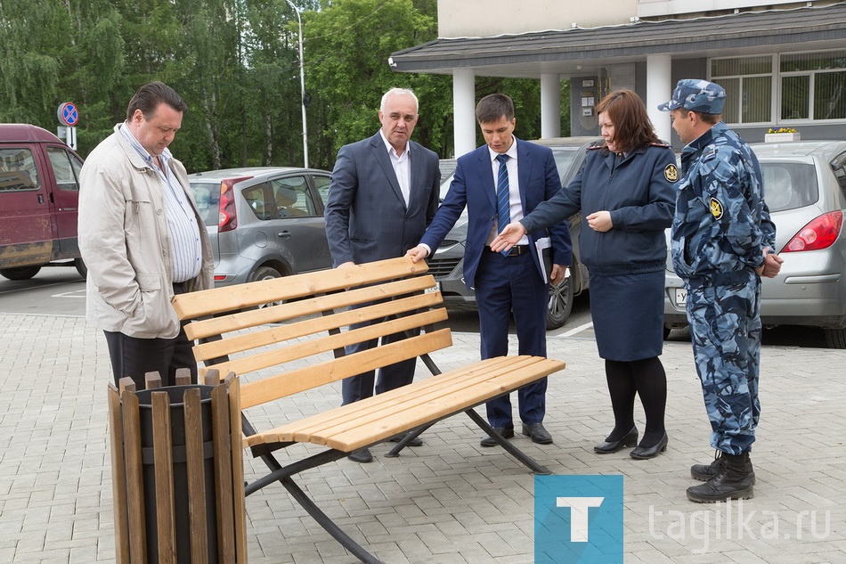 Скамейки. Урны. Вазоны...

