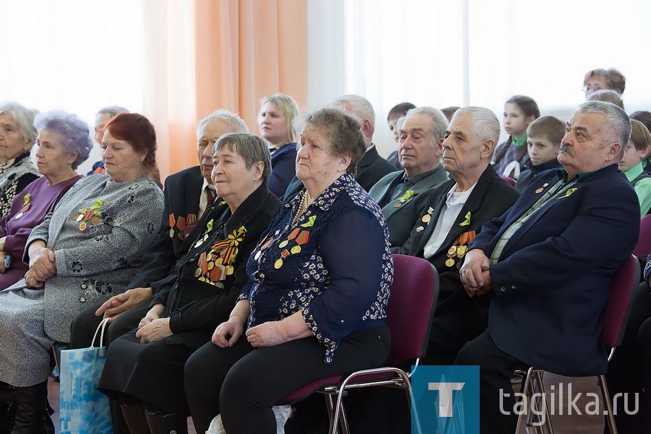 Гимназисты дружат с блокадниками

Перед концертом гости провели в четырех классах уроки мужества. Председатель городского совета ветеранов Иван Хороший и его зам Виктор Еськин, блокадники Анвер Мамин и Вера Ветлугина рассказывали ребятам о своем сложном детстве, о войне. Читали жители блокадного города на Неве и стихи поэтов-ленинградцев. И не могли сдержать слез. 