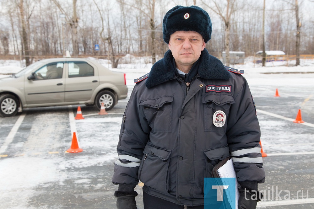 Экзамен на площадке принимает старший госинспектор Виктор Храмцов.


Как это будет

Серьезные изменения предстоят в части сдачи теоретического экзамена на права. Выучить «на зубок» все вопросы станет нереально сложно. Если раньше их было 800, то сейчас более трех тысяч. Новые вопросы будут касаться не только правил дорожного движения, но и основ безопасного вождения, психологии.
«Любимая» многими площадка уйдет в прошлое, но не до конца. Все же первоначальные азы должны отрабатываться где-то, и без этого никак. Навыки движения задним ходом, постановка машины в бокс проверятся на закрытых территориях или на участках дорог с малоинтенсивным движением, к примеру, на парковках рядом с торговыми комплексами. Все уличные маршруты, дороги, территории, а их несколько вариантов и для каждой категории не менее трех, будут согласованы с ГИБДД. Направление движения по маршруту выберет экзаменатор.
Как пояснил заместитель начальника отдела регистрационно-экзаменационной деятельности ГУОБДД МВД России полковник полиции Николай Гиляков, разработчики планируют внедрить в программы автошкол новый раздел – «Предотвращение ДТП». Он станет обязательной составной частью теоретического блока на экзамене для будущих водителей.
– Сейчас кандидаты запоминают ответы к трудным задачам, руководствуясь не анализом предложенной дорожной ситуации, а цветом транспортных средств, изображенных на рисунке, – отмечают авторы программы.
Если кандидат не сдаст теорию с пятой попытки, его отправят обратно в автошколу доучиваться. Экзаменационные задачи будут собираться в электронной базе, ее планируется постоянно пополнять. Каждая задача будет храниться в базе два года, после чего ее поменяют на другую, но по этой же теме.