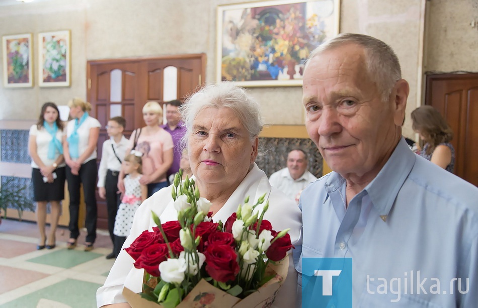 Больше 50 лет вместе супруги Парфеновы – Зоя Александровна и Анатолий Михайлович. Вырастили двух дочерей, теперь помогают воспитывать внучку и правнука. Зоя Александровна – главный бухгалтер на ремонтно-механическом заводе УВЗ. Супруг – всю жизнь отдал Криомашу. Познакомились на новый год в общей компании, а когда Анатолий Михайлович вернулся после армии, сделал любимой предложение. Залогом прочных семейных отношений супруги считают любовь и взаимопонимание. +


