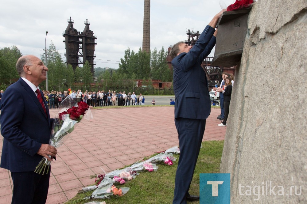 Благодарные потомки и ветераны -  металлурги принесли цветы к мемориалу