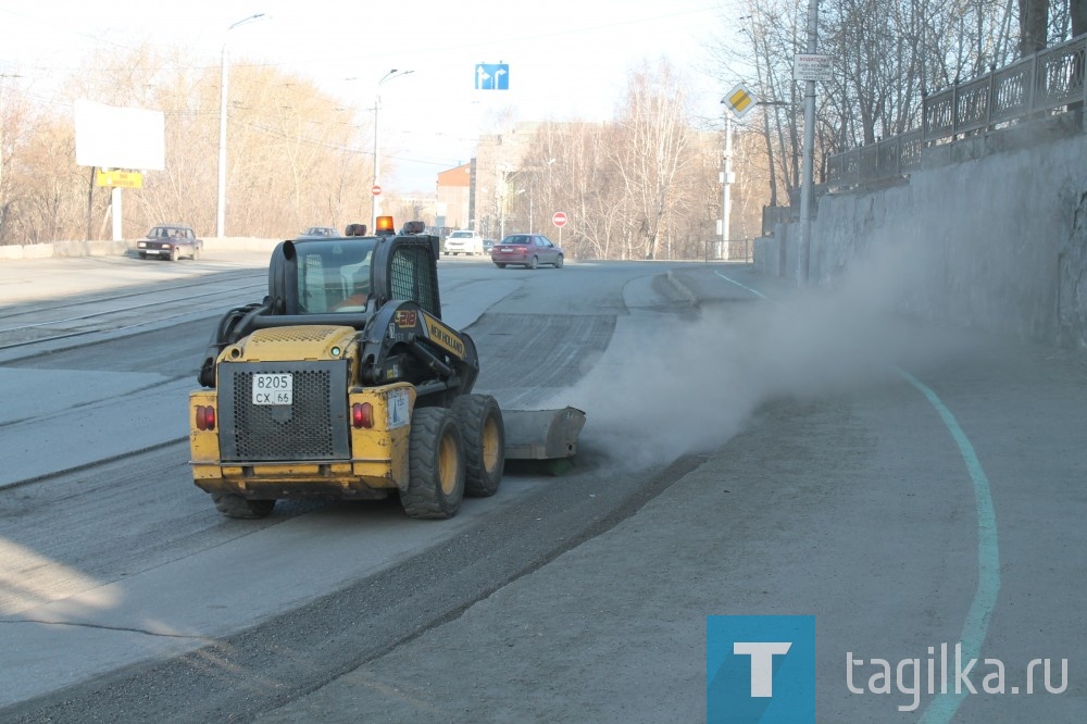 В Нижнем Тагиле на плотине идет укладка дороги