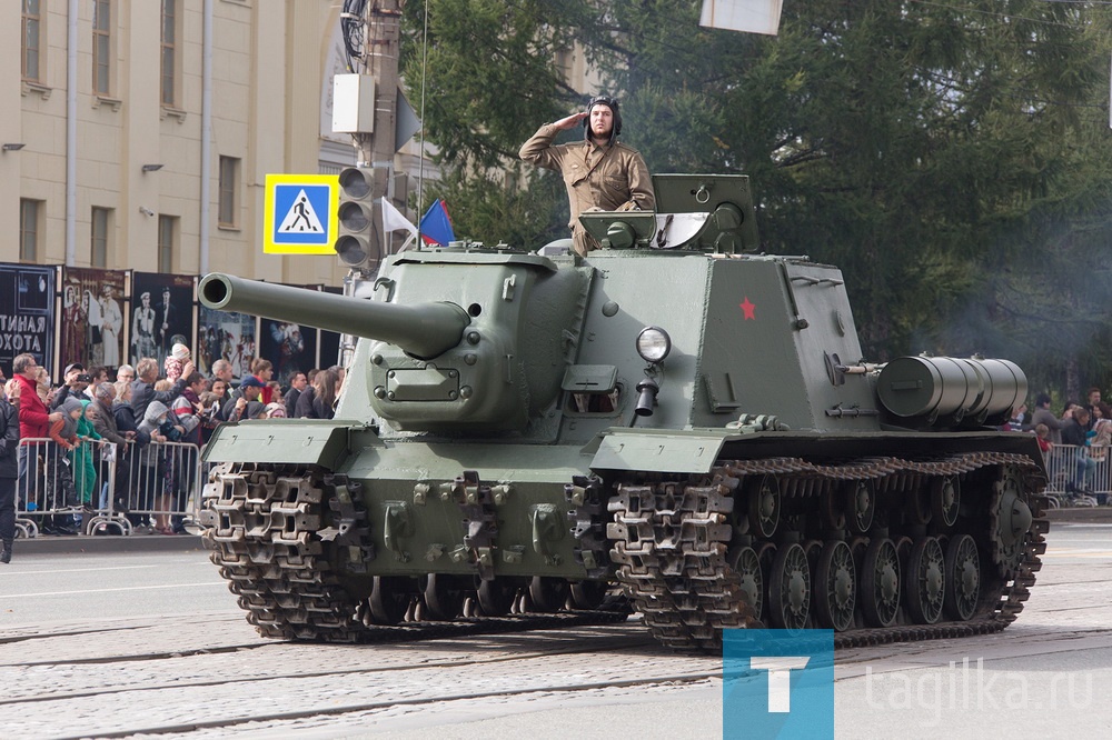 Шествием военной техники отметили тагильчане 100-летие отечественного танкпрома и 75-годовщину Победы в Великой Отечественной войне