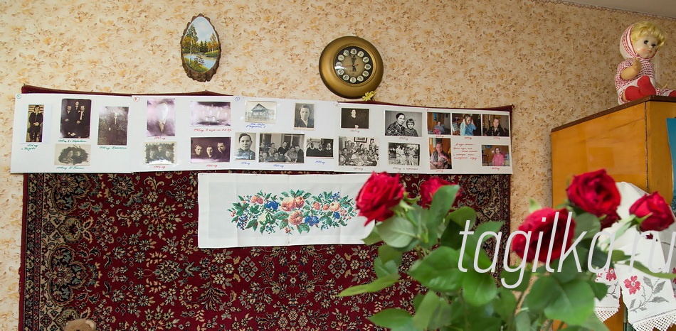 С любопытством рассмо-
трели старые фото. Вот живо
схваченный момент семейного
застолья 1961 года - отмечают
день рождения Таисии Алексан-
дровны, хозяйка - в центре. И
она единственная на этом сним-
ке, кто жив сегодня.
Подумать только: человек
родился еще в царской России,
жил в советское время, при нем
происходили все эпохальные
события, переломы. А сколько
ей выпало за целый век потерь?