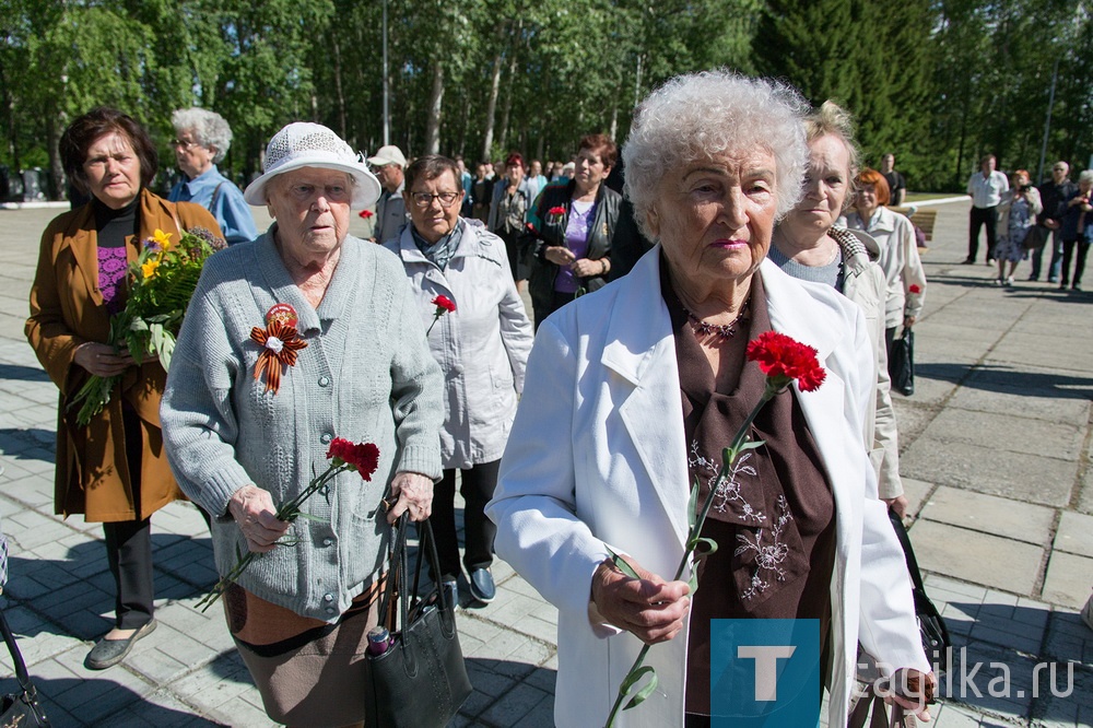 78 лет назад началась Великая Отечественная война.   1418 дней продолжался боевой и трудовой подвиг советского народа.   В День памяти и скорби на мемориале центрального кладбища Нижнего Тагила  собрались представители разных поколений: ветераны, работник