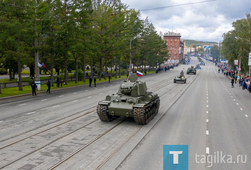 Шествием военной техники отметили тагильчане 100-летие отечественного танкпрома и 75-годовщину Победы в Великой Отечественной войне