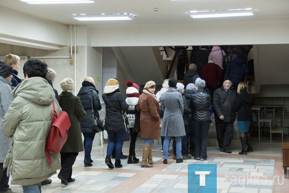 Очередь у входа в колледж исскусств появилась минут за 30 до назначенного часа. Вопреки ожиданиям собралась не только молодежь, было немало людей среднего и пожилого возраста. Многие пришли семьями.